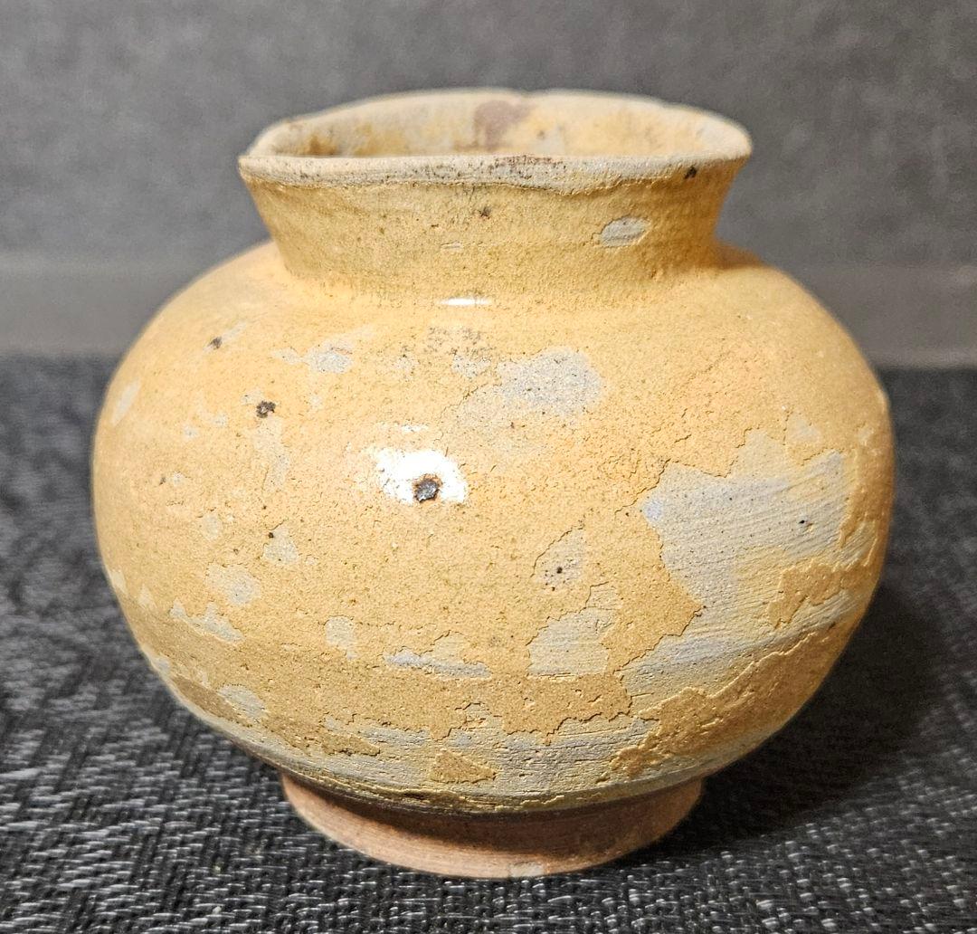 中国古美術　中国古陶磁器　唐時代末期頃　越州窯　黄釉　丸形　小壺　花入　茶道具