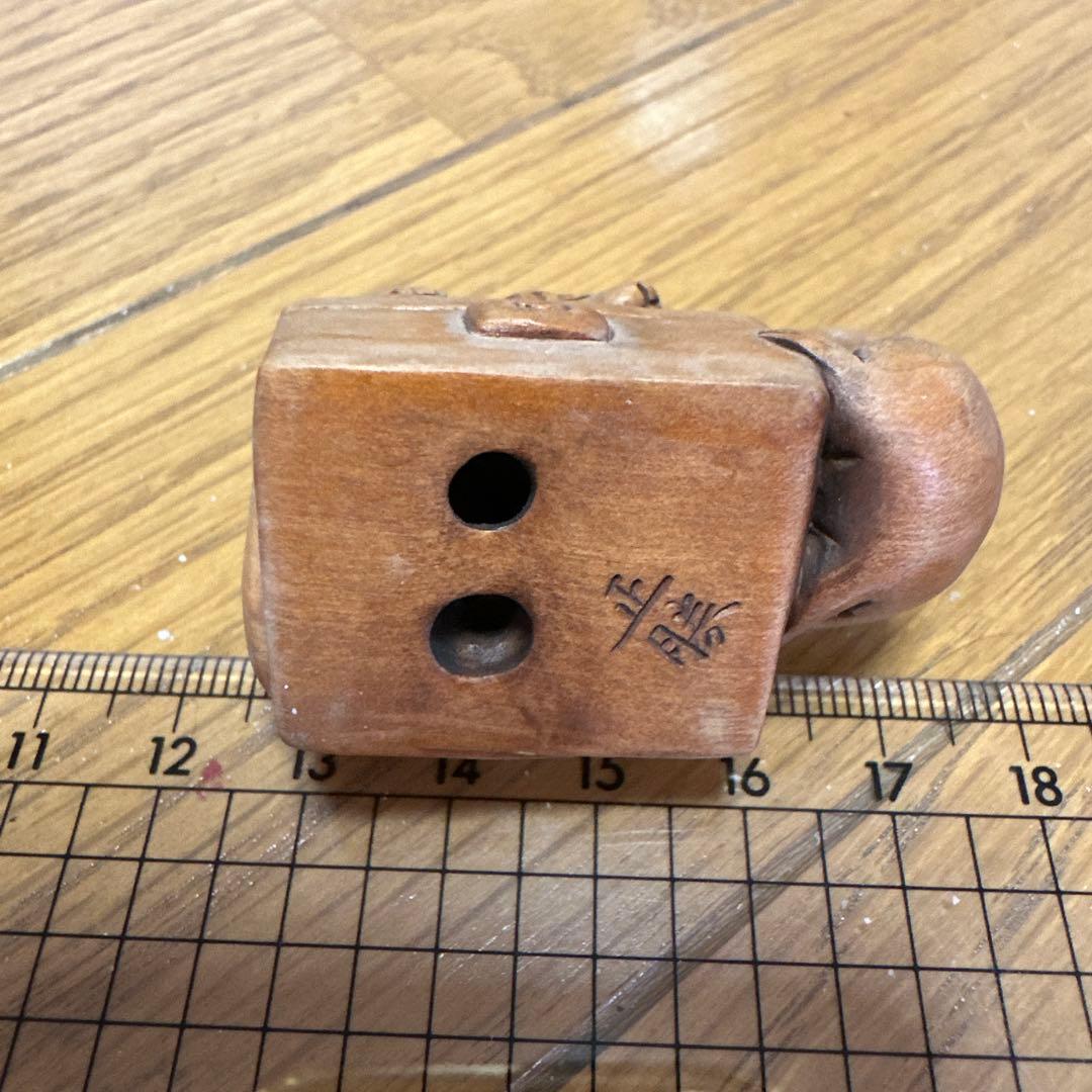 根付/初代伊勢正直の実子、伊勢正勝の木彫のネズミの彫刻 2匹が宝箱に寄り添う