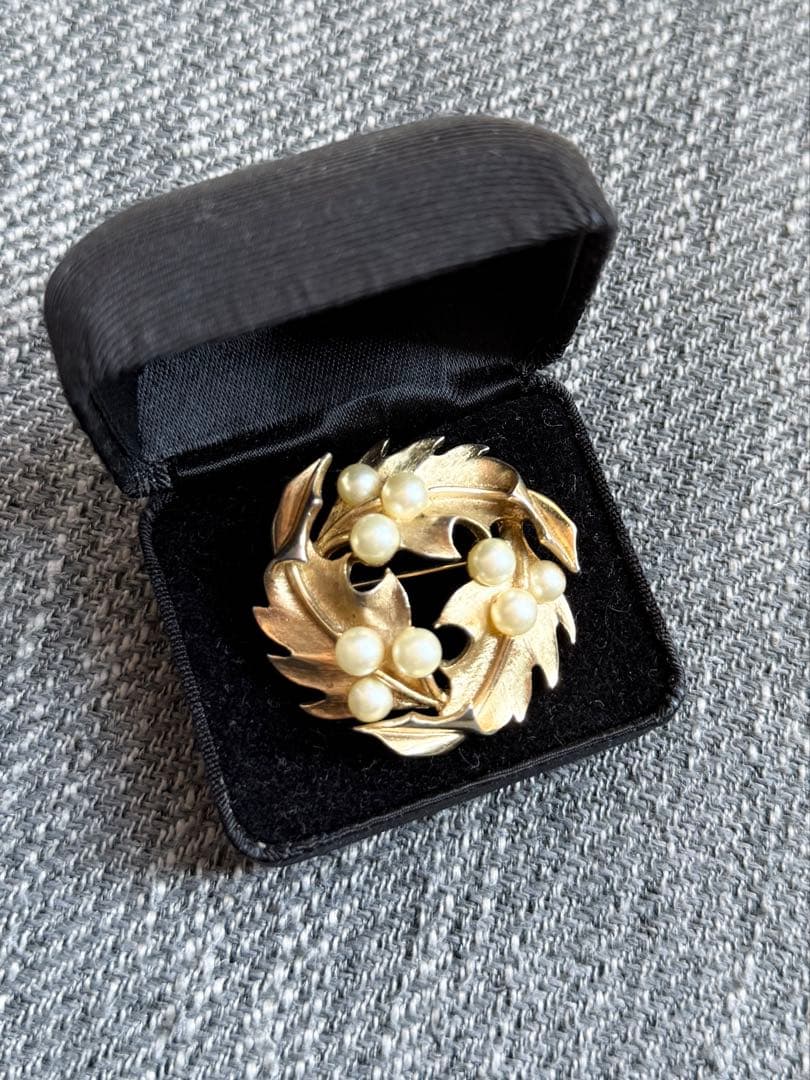 Trifari ヒイラギブローチゴールド パール ケース付き