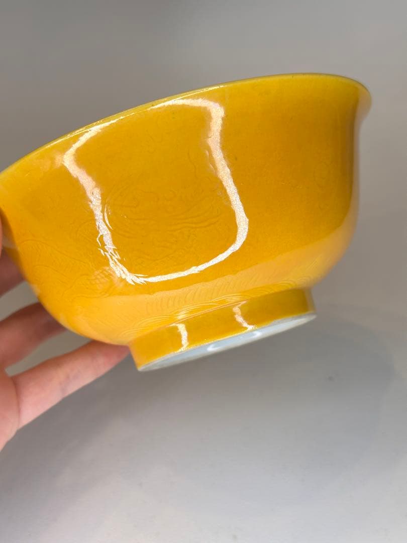 中国大清光緒年製 黄釉青花金魚文小碗 外側に暗刻の双龍戯珠文 骨董品コレクション