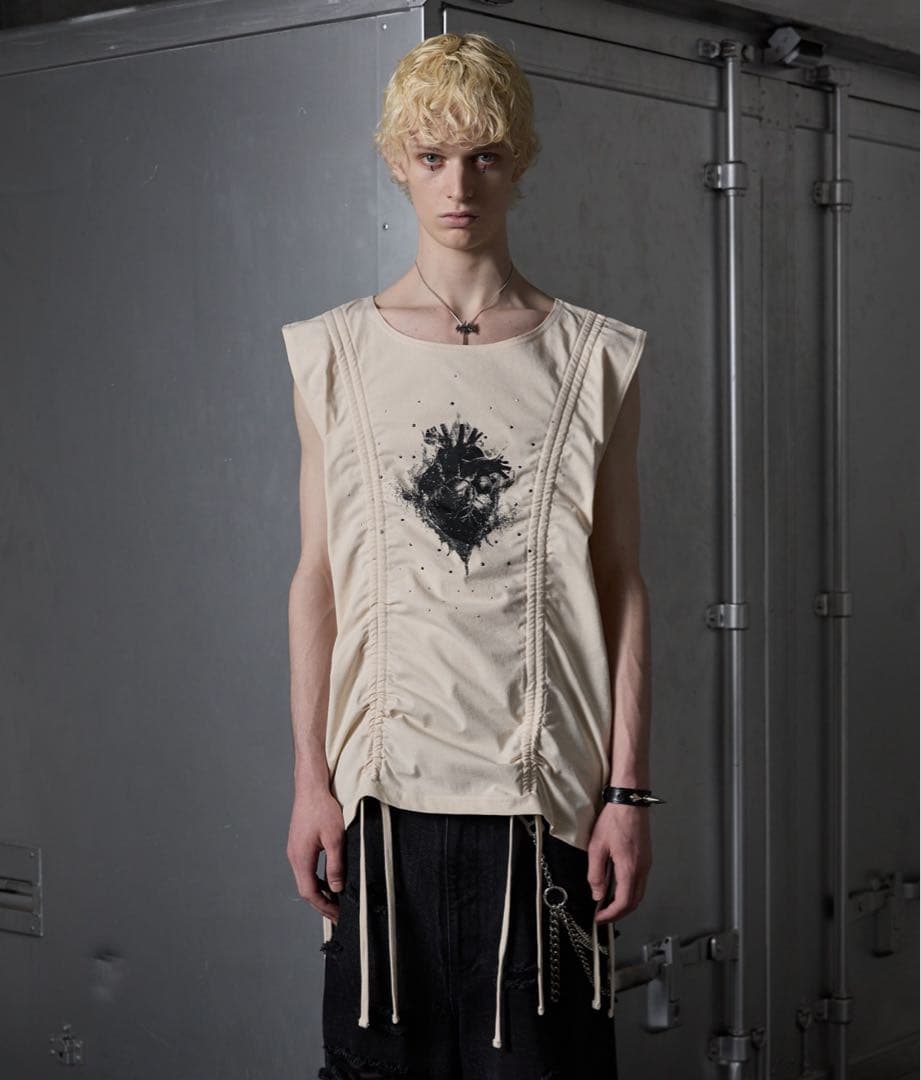 【GRANCY】シャーリングデザインラインストーングラフィックノースリーブT M