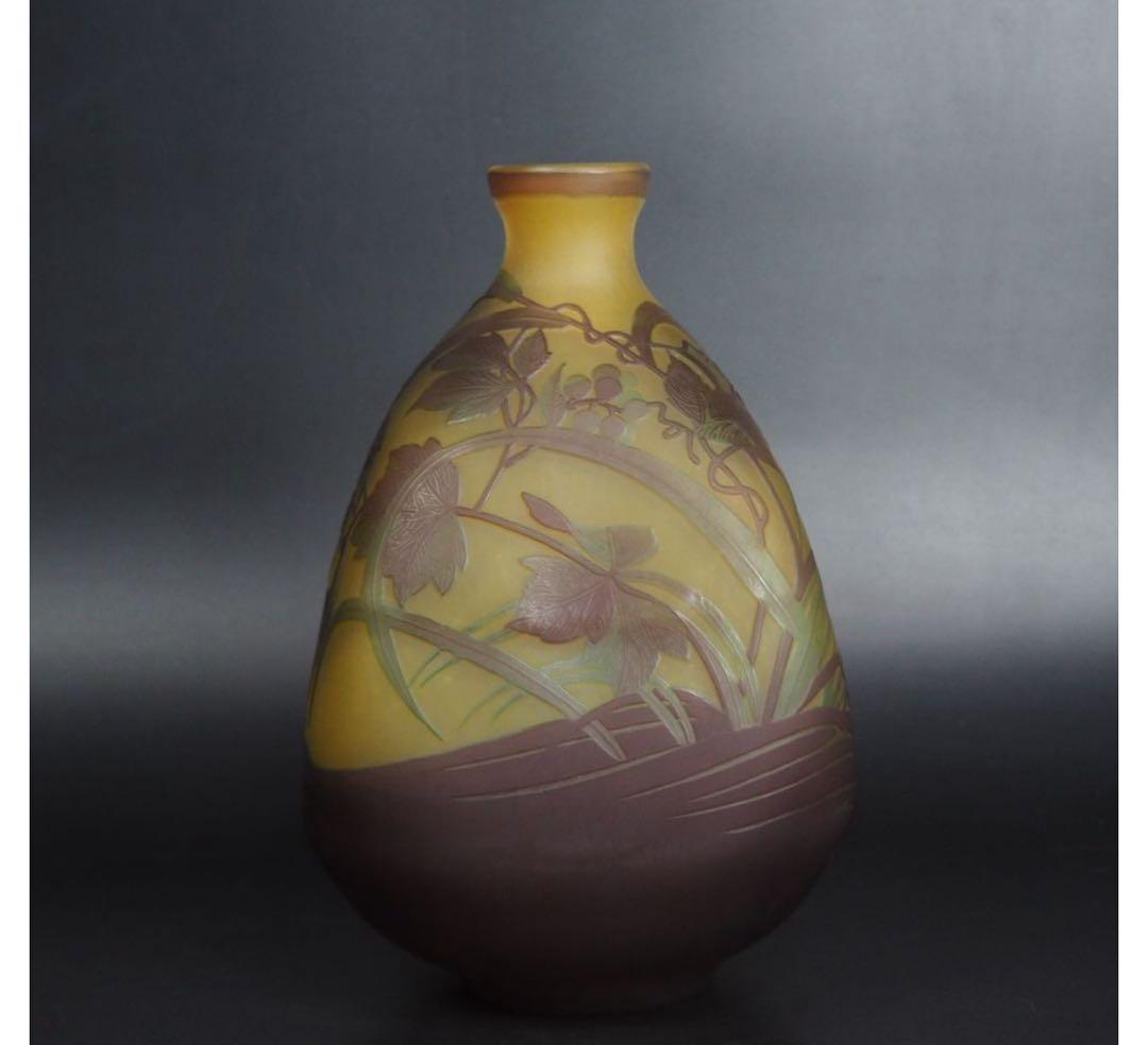 送料無料 時代物　被せガラス蔦葛文扁壺　花文花瓶　高さ23.5ｃｍ　共箱