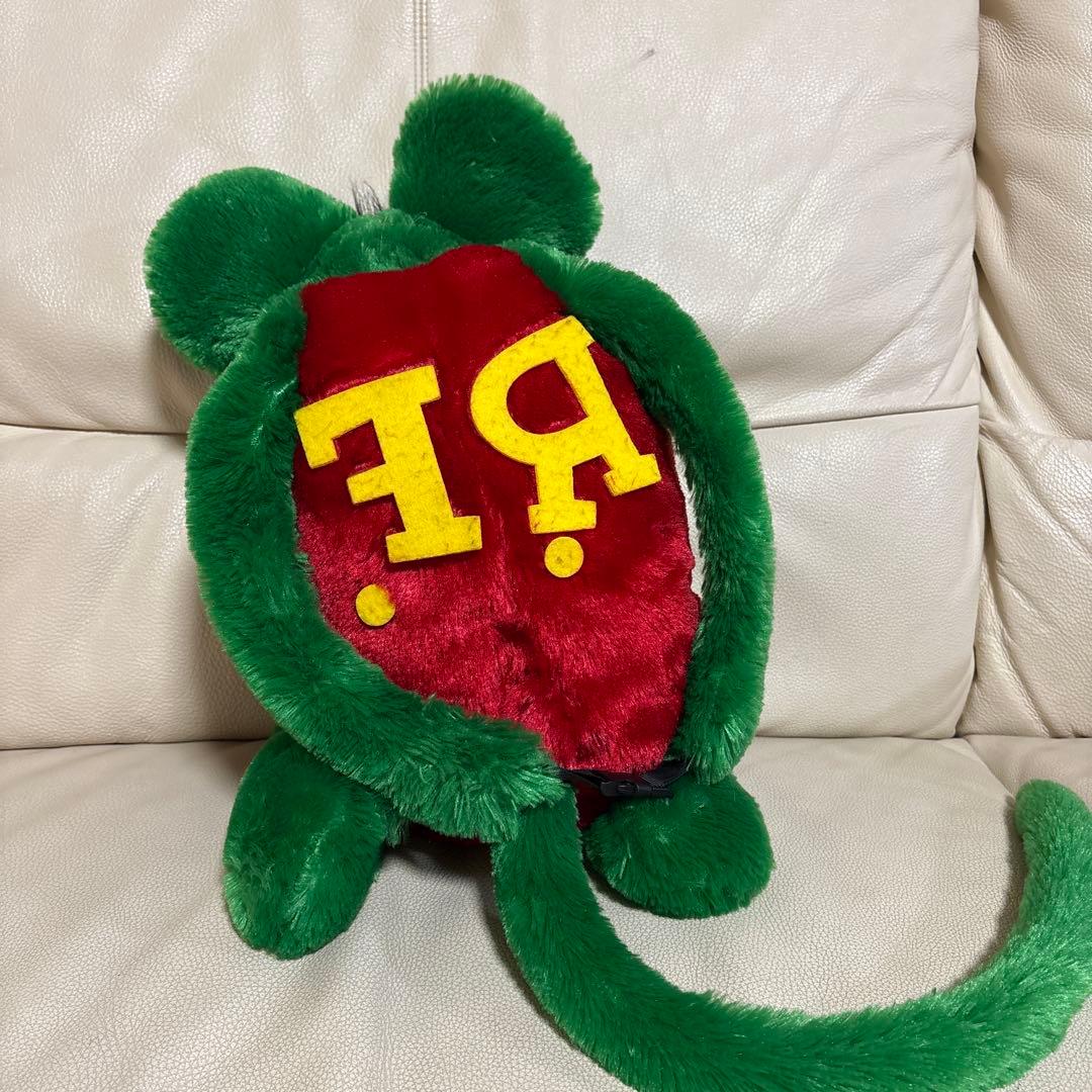 R.F.ロゴ付き緑色ぬいぐるみ　ティッシュケース