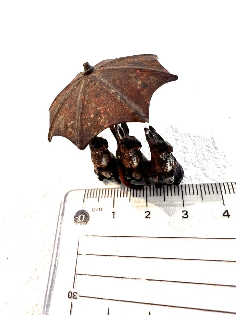 ビエナブロンズ　ミニチュアのフィギュア　３匹のうさぎと傘