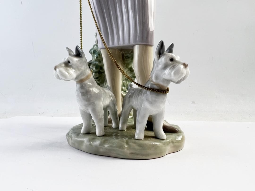 リヤドロ フィギュリン  6760『犬の散歩』 陶器の置物/ヨークシャーテリア