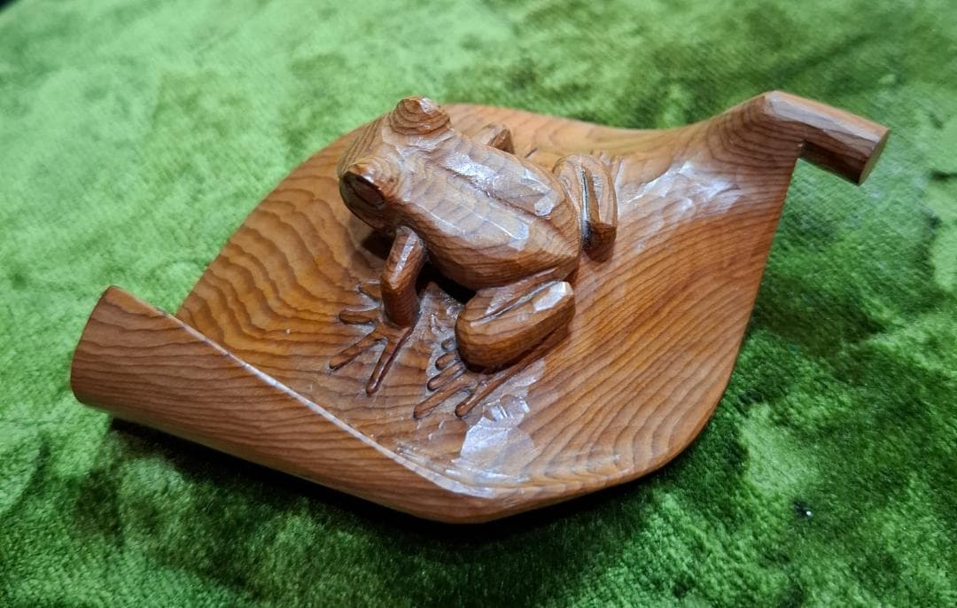 木製 カエル彫刻 葉型装飾品