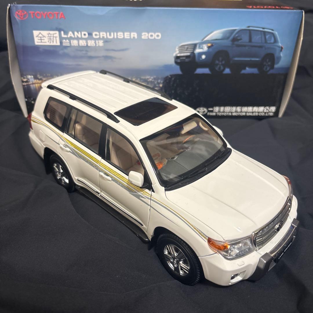 トヨタランドクルーザー200 1:18 ホワイト