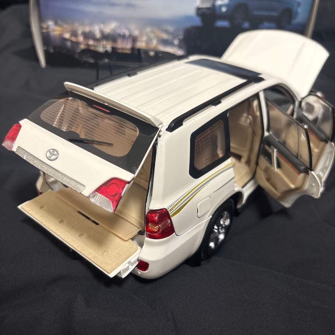 トヨタランドクルーザー200 1:18 ホワイト