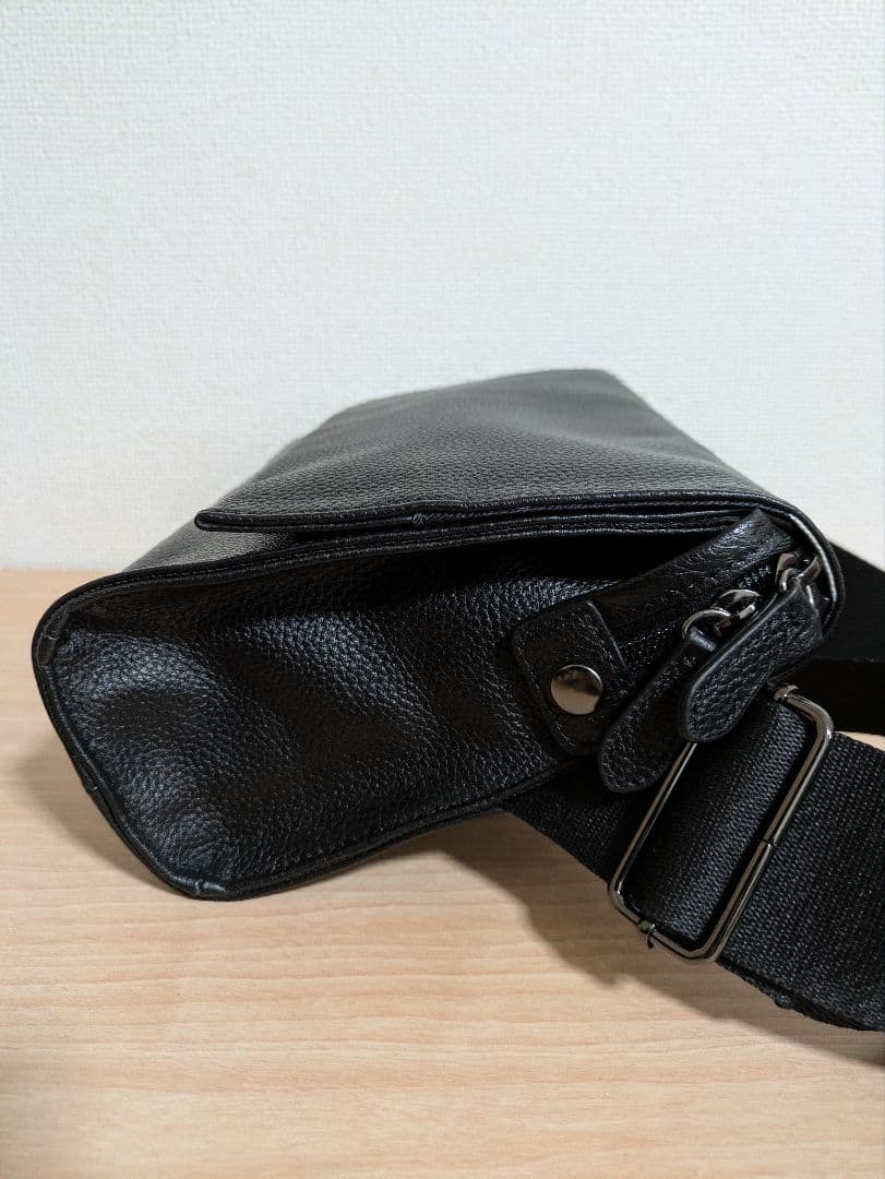 イアパピヨネ　ワイドテープショルダーバッグ　ブラック　黒　レザー　本革