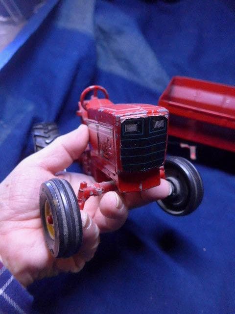 ヴィンテージトイです。米国ERTL製の赤い大型トラクターとトレーラーのセット