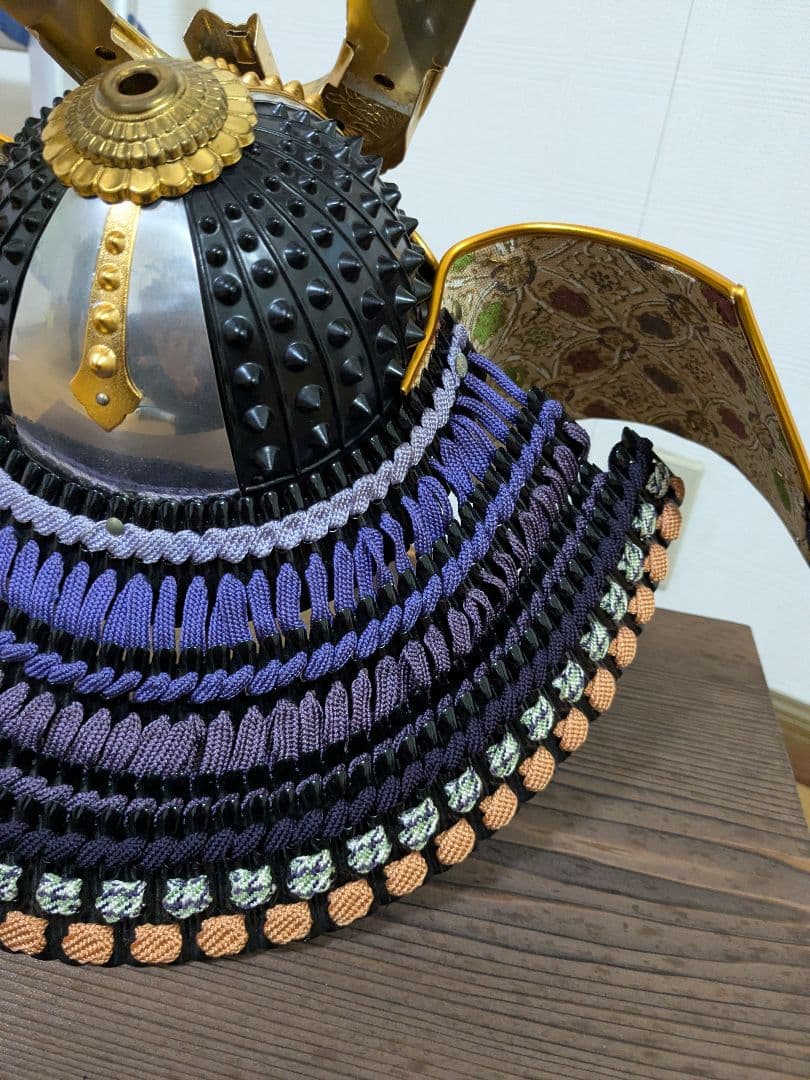 伝統的な日本の兜 金色装飾付き