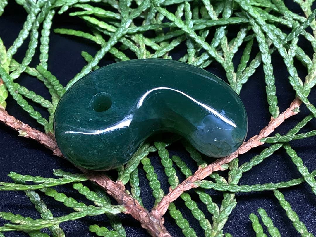 ✳花仙山*出雲勾玉【碧玉】　何処にも無い透かし紋様　本物保証品　身近な御守りに‼️