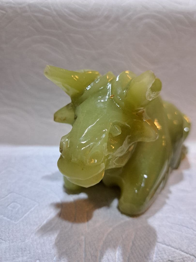 翡翠 牛の彫刻 約10cm
