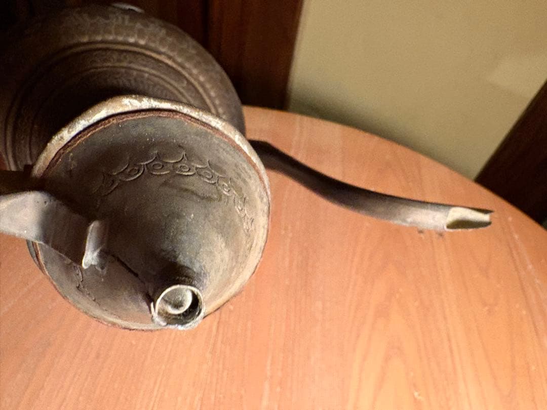 アンティーク 金属製 水差し、中近東？持ち手は、しっかりしています。