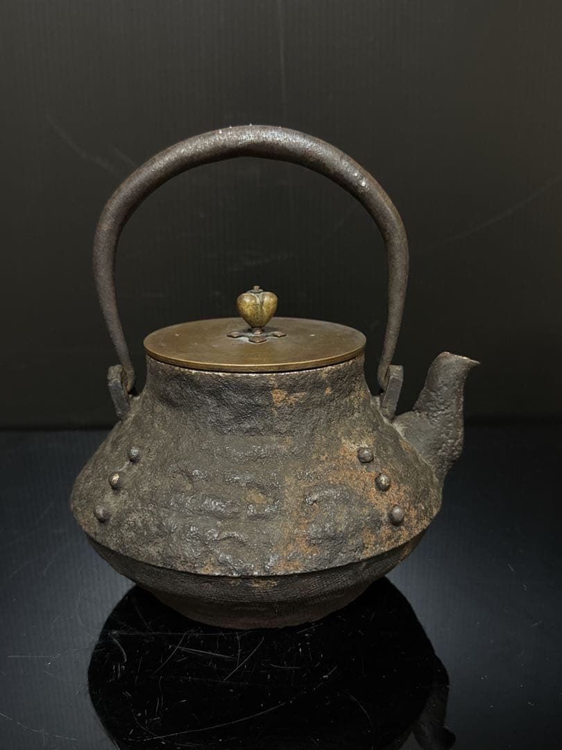 古代型 胴款 提手銀粒象嵌 宣徳蓋付 鉄瓶 茶道具