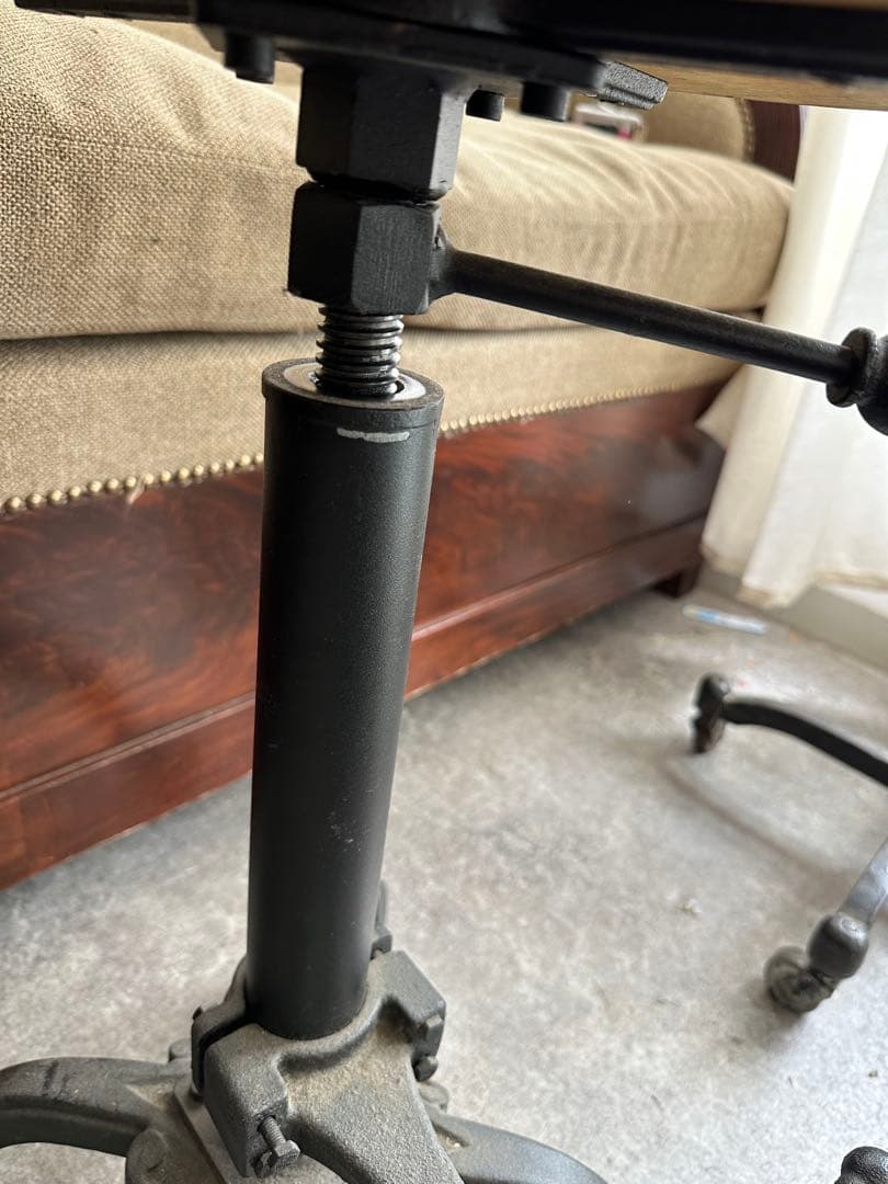 イス　高さ調整可能な木製スツール