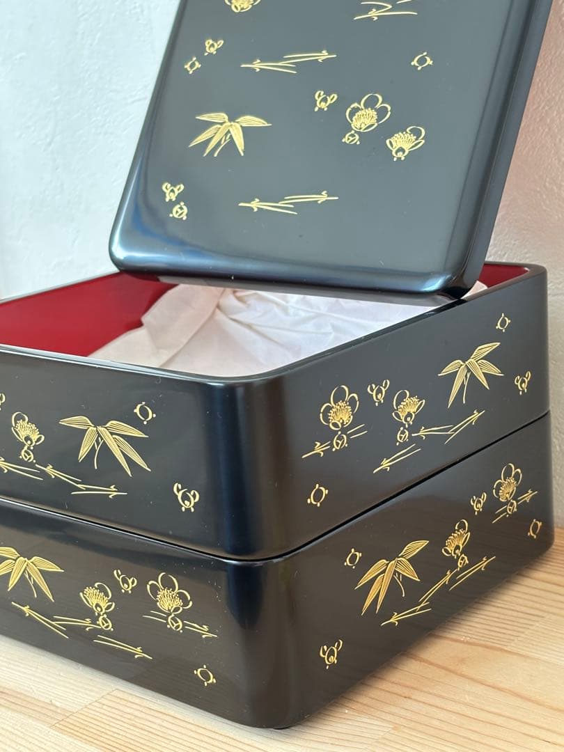 輪島塗　黒地金色竹・梅模様　二段重箱