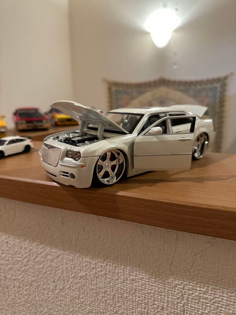 1/24 ホワイトのクライスラー 300C DUB CITY