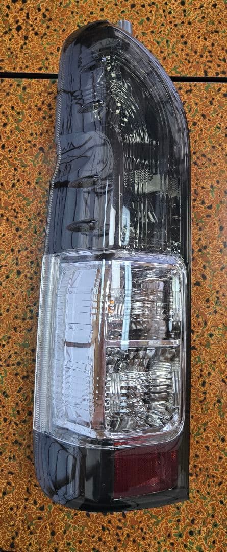 ハイエース　200系　スモークテールランプ 左右セット　送料込み　VLAND