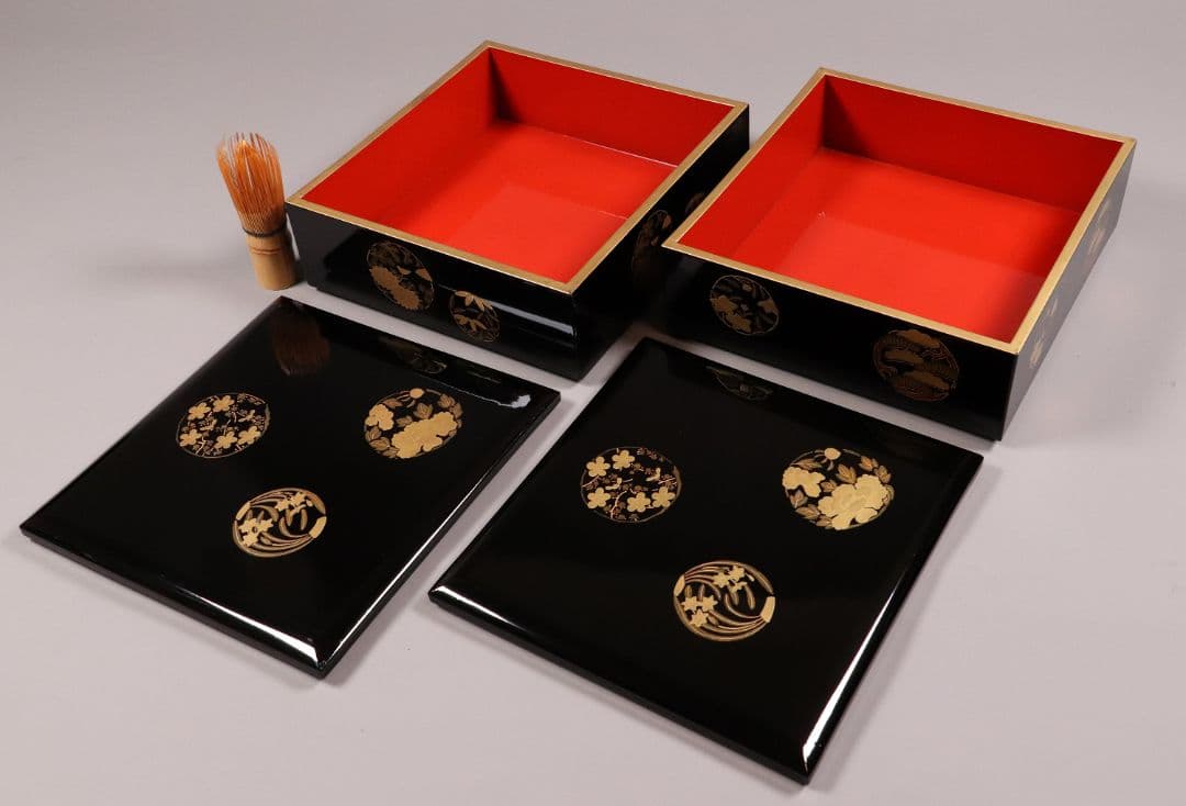 漆芸 木製漆器 丸に草花図 金蒔絵 二段重 重台 黒塗 朱塗 重箱【MA171】