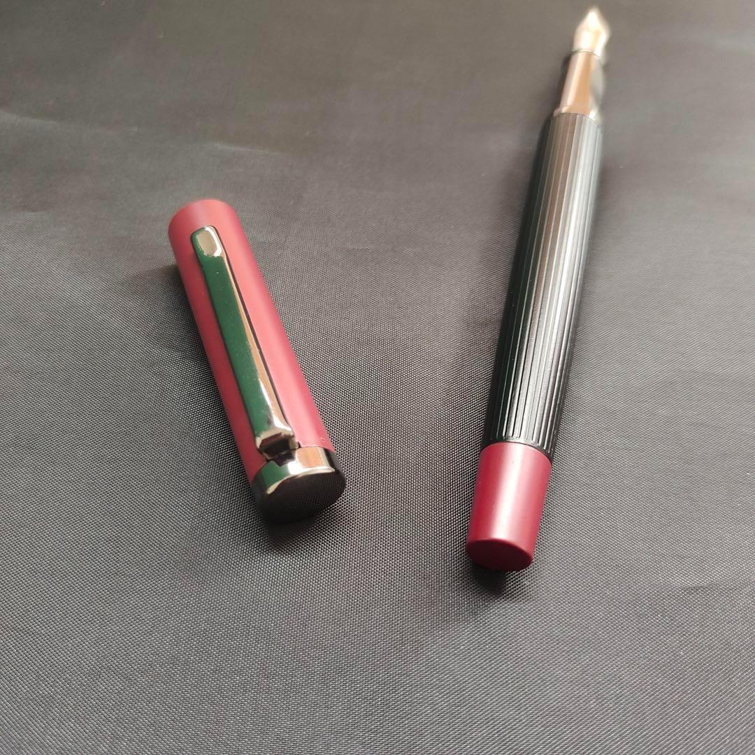 @赤と黒のストライプ万年筆6