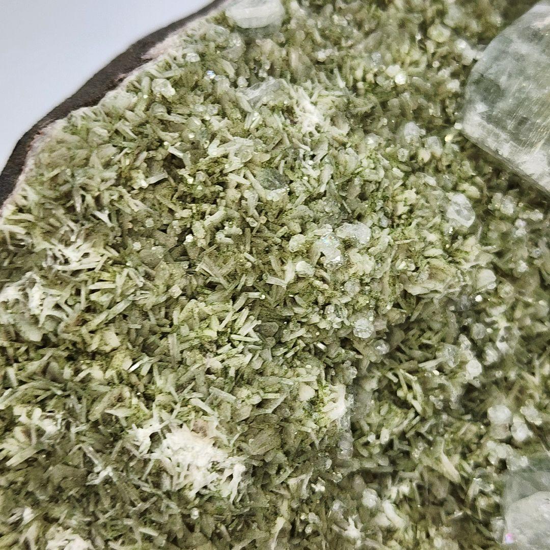 神秘の緑結晶 アポフィライト＆カルサイト原石 - 魂浄化のスピリチュアルストーン