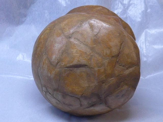 貴重です。出土品です　三突起彩色小壷です 赤い模様があります