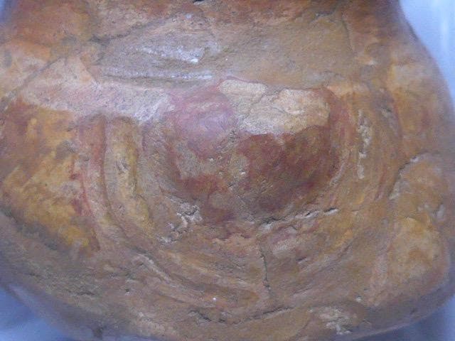 貴重です。出土品です　三突起彩色小壷です 赤い模様があります