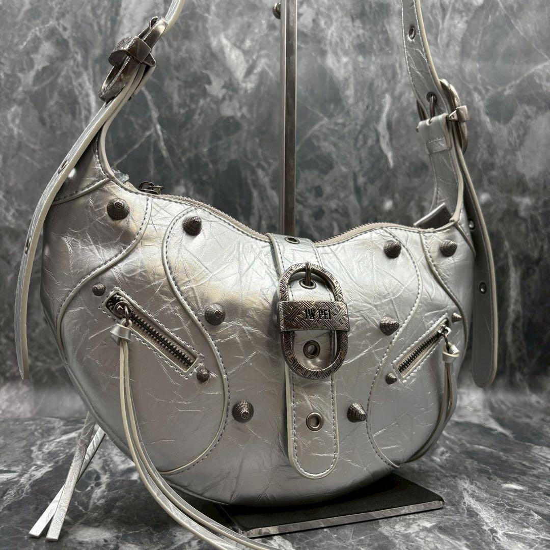 極美品■JW PEI ショルダーバッグ　レザー　シルバー　エンボス　レディース