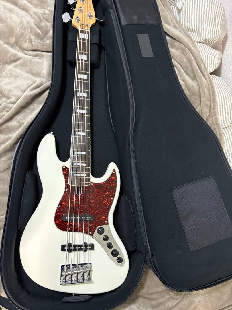 Marcus Miller Sire V7 5弦　Antique White