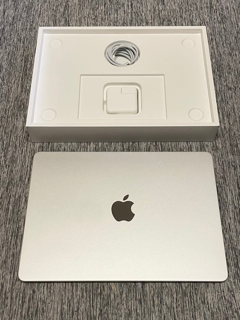 Apple MacBook Air シルバー 【本体 充電器付き】