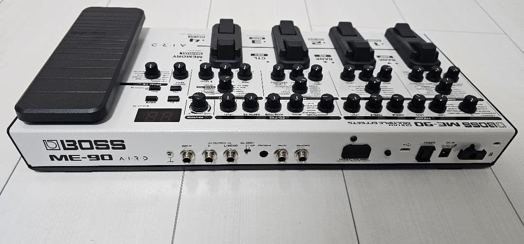 値下げしました　ほぼ未使用品BOSS ME-90 限定色ホワイトマルチエフェクタ