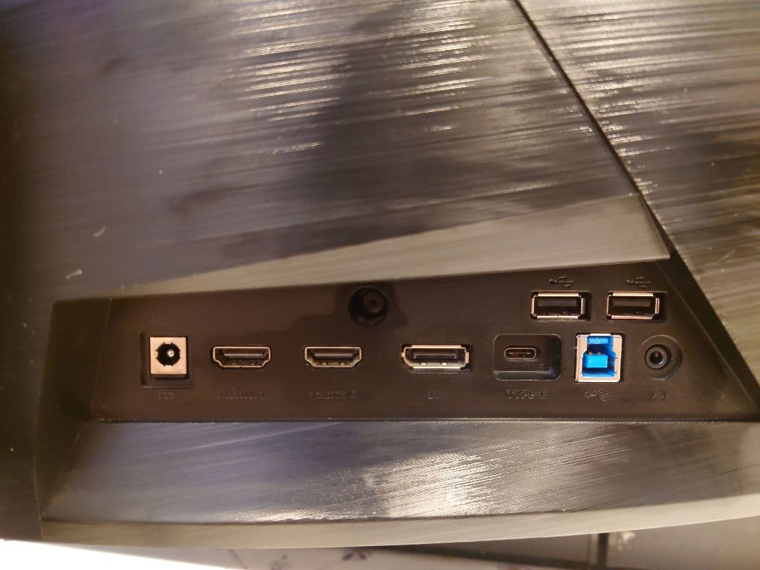 MSI Optix MAG321CURV 31.5インチ 4K 湾曲型モニタ