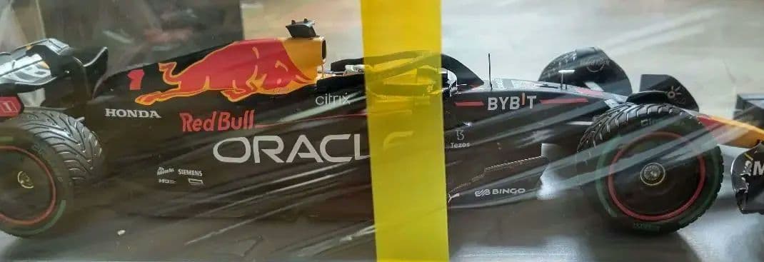 スパーク RB18  1/18 フェルスタッペン車