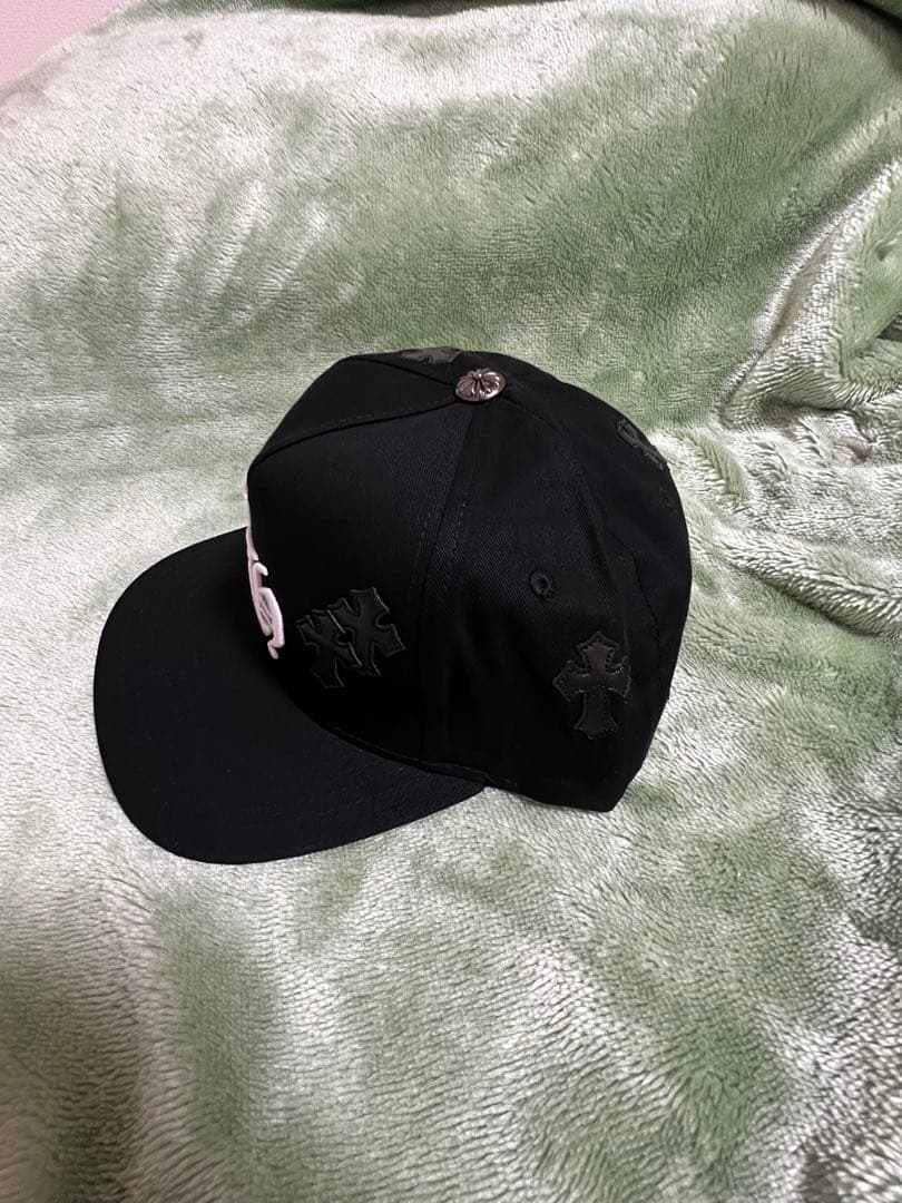 CH CHROME HEARTSレザーロゴ黒の刺繍ロゴスナップバックキャップ