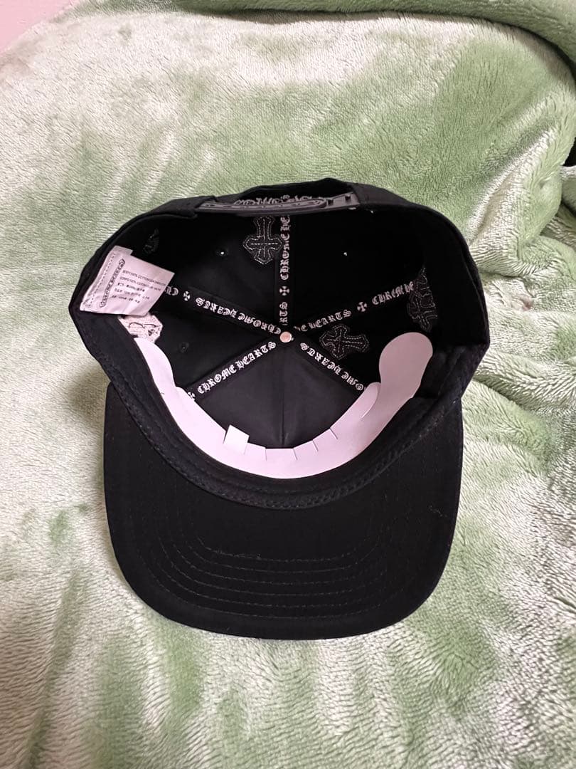 CH CHROME HEARTSレザーロゴ黒の刺繍ロゴスナップバックキャップ