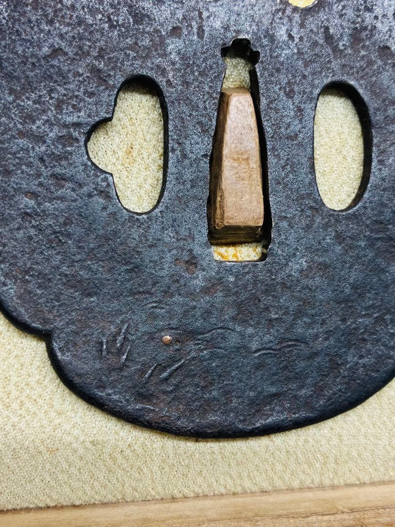 希少 江戸期 伏見住 金家 鉄地金象嵌 図鍔 8㎝ 刀装具 時代武具 鍔 つば