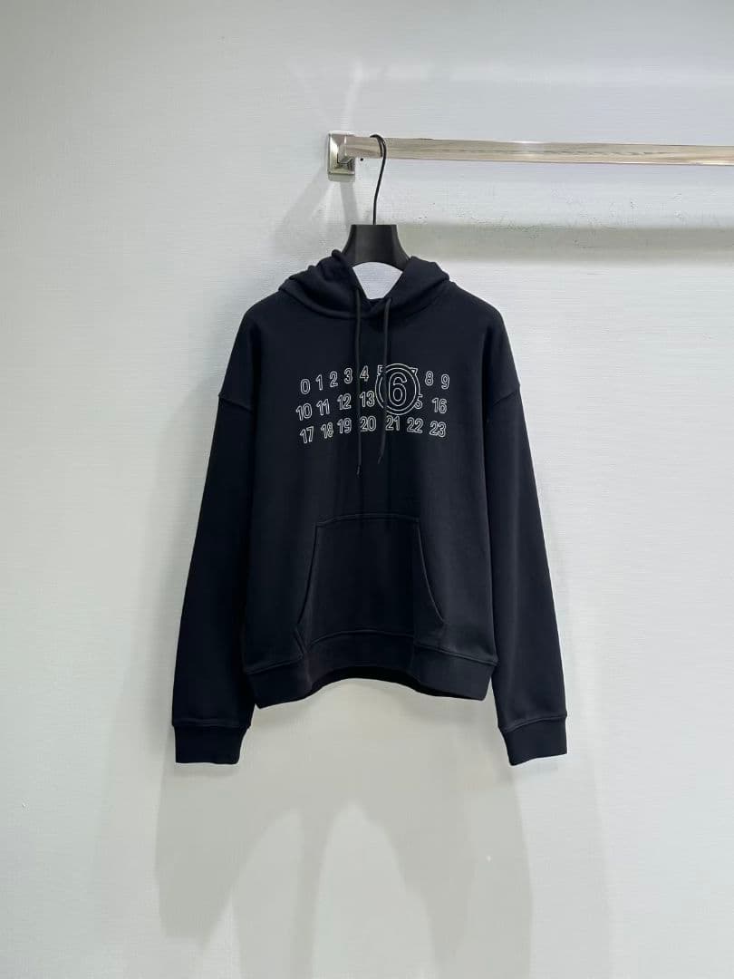 Maison Margiela 黒い数字プリントフード付きパーカー