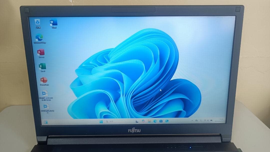 美品ノートパソコンFUJITSU第八世代Core i5 SSD256Gメモリ8G