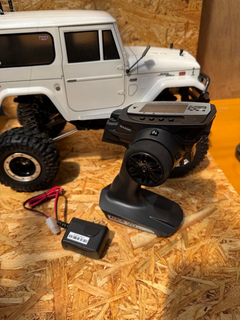 あきら　オフロードRCカー ホワイト SUVデザイン