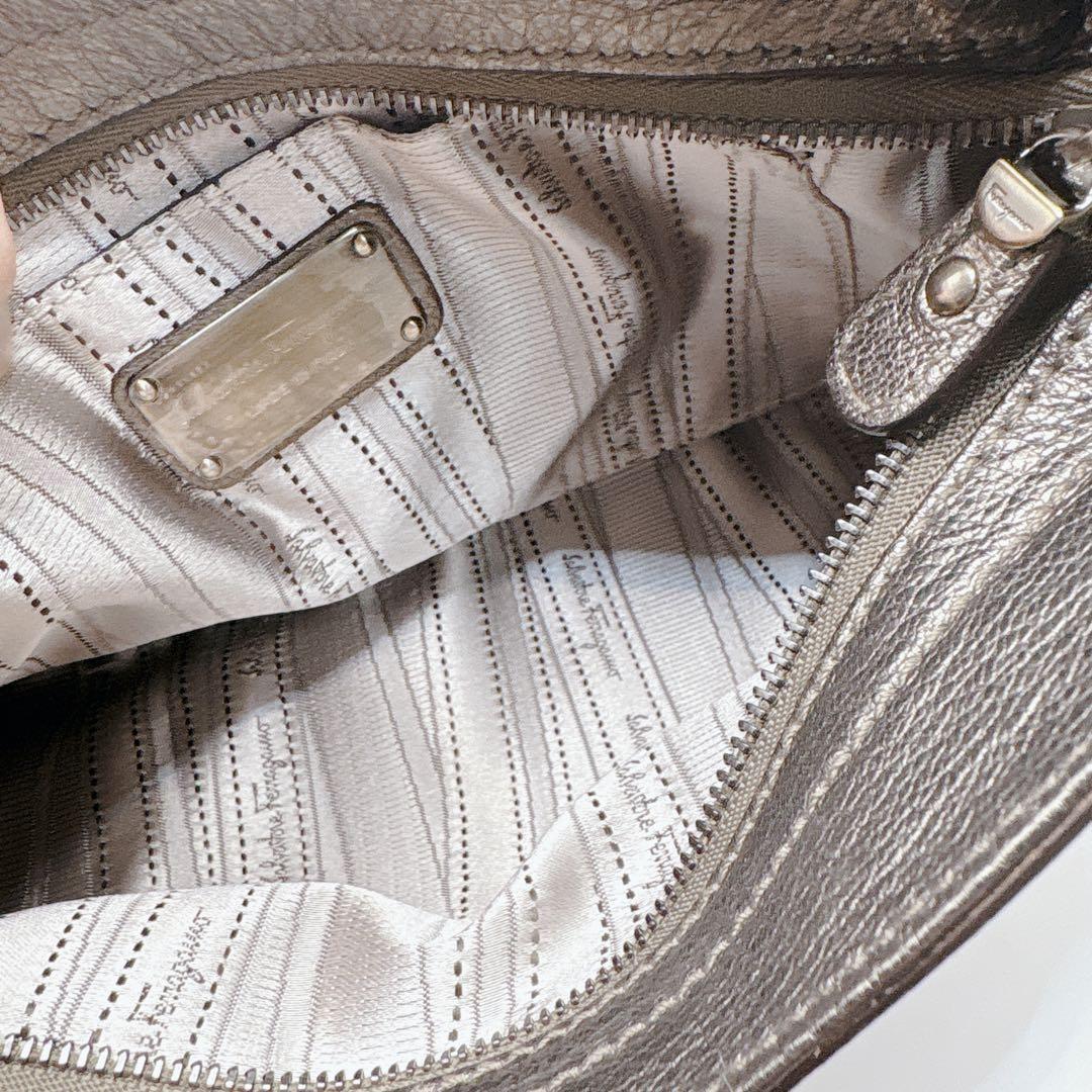 【極美品】フェラガモ　ショルダーバッグ レザー　ガンチーニ　メタリックシルバー