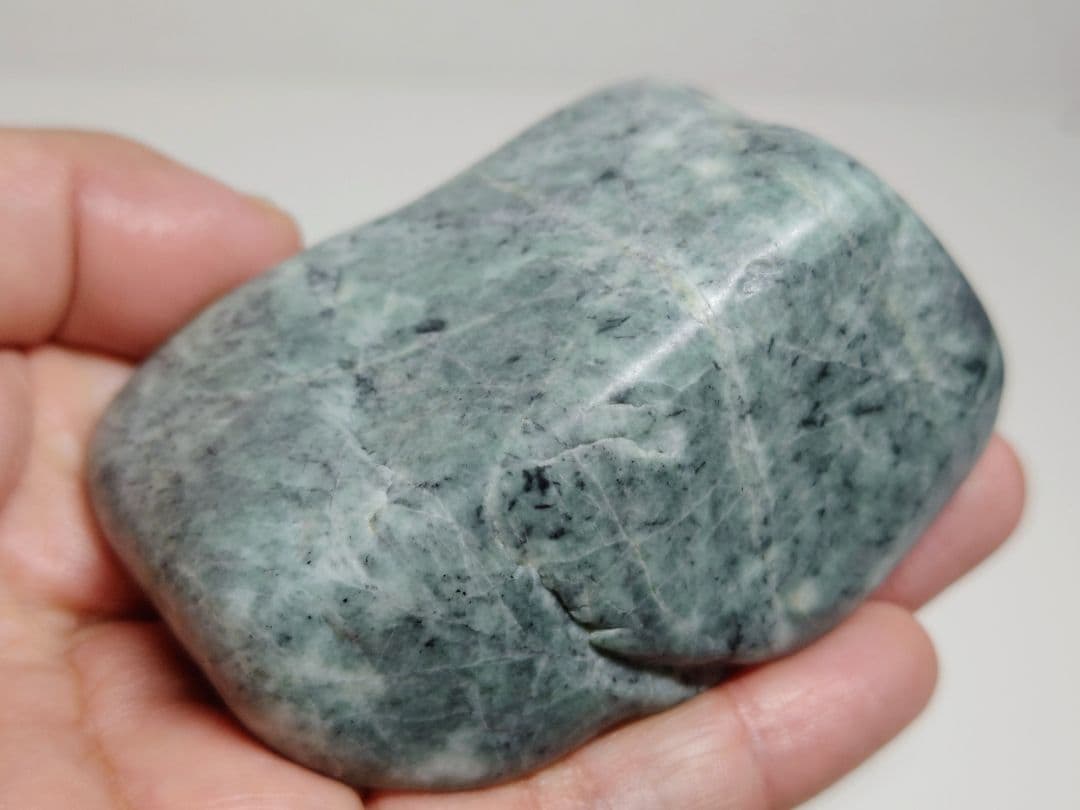 糸魚川131 翡翠 343g ヒスイ 原石 鑑賞石 自然石 誕生石 鉱物 鉱石