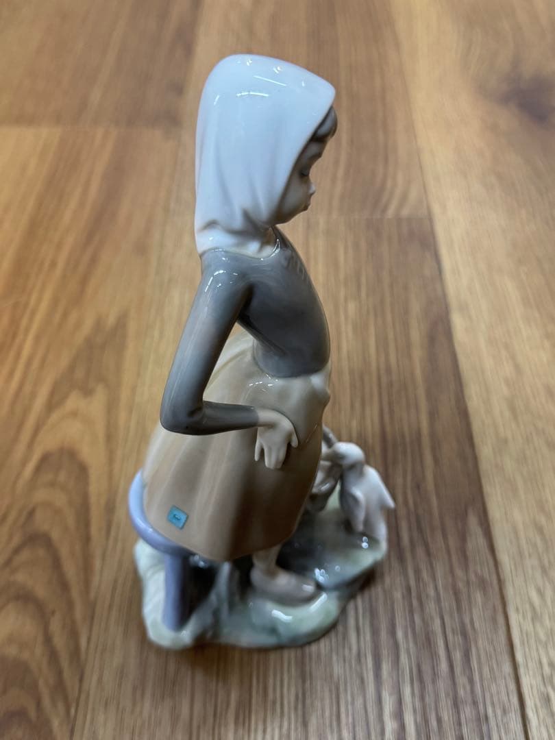 少女と鴨の陶器置物 約20cm