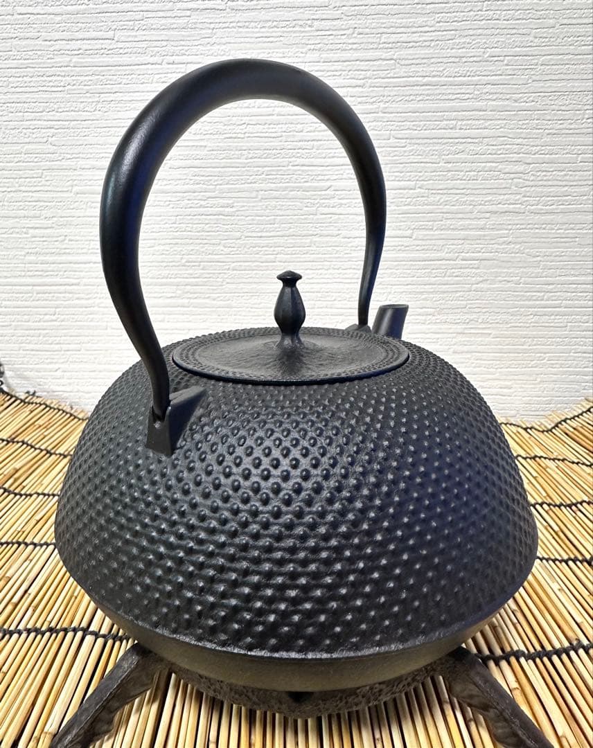 新品、供箱付　南部盛榮堂OIGEN造　１６型アラレ　ＩＨ対応品　南部鉄瓶　鉄瓶