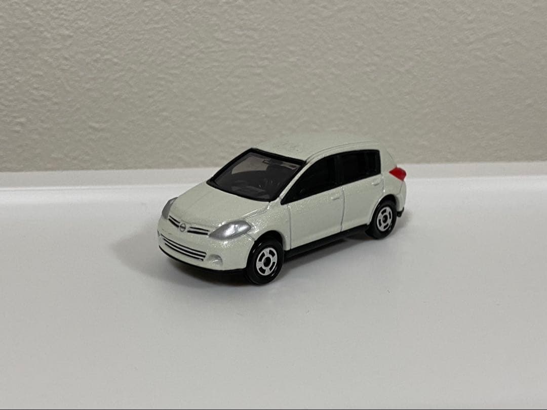 トミカ　日産　ティーダ　ホワイトパール
