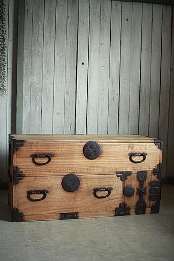 味のある丸金具時代箪笥　扉付き　刀箪笥　タンス　収納　古家具　古民家　時代家具