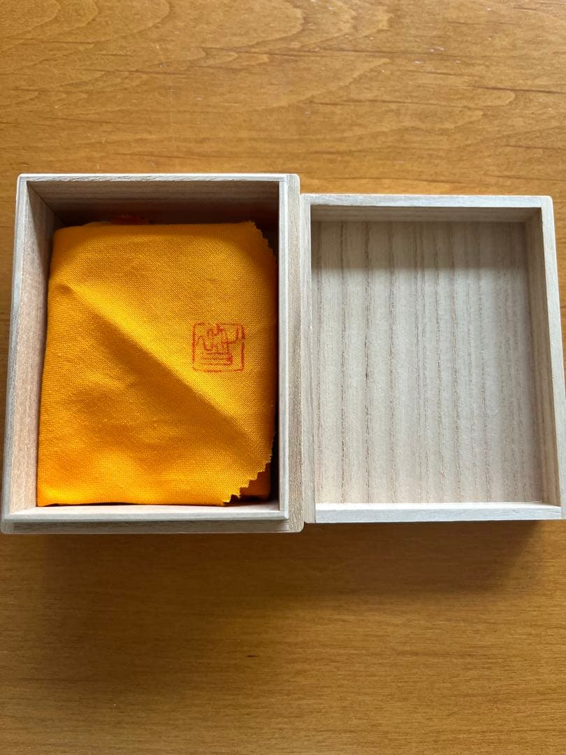 服部峻昇作　螺鈿ブローチ