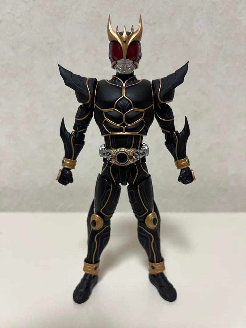 仮面ライダークウガ　アルティメットフォーム　真骨彫　フィギュアーツ