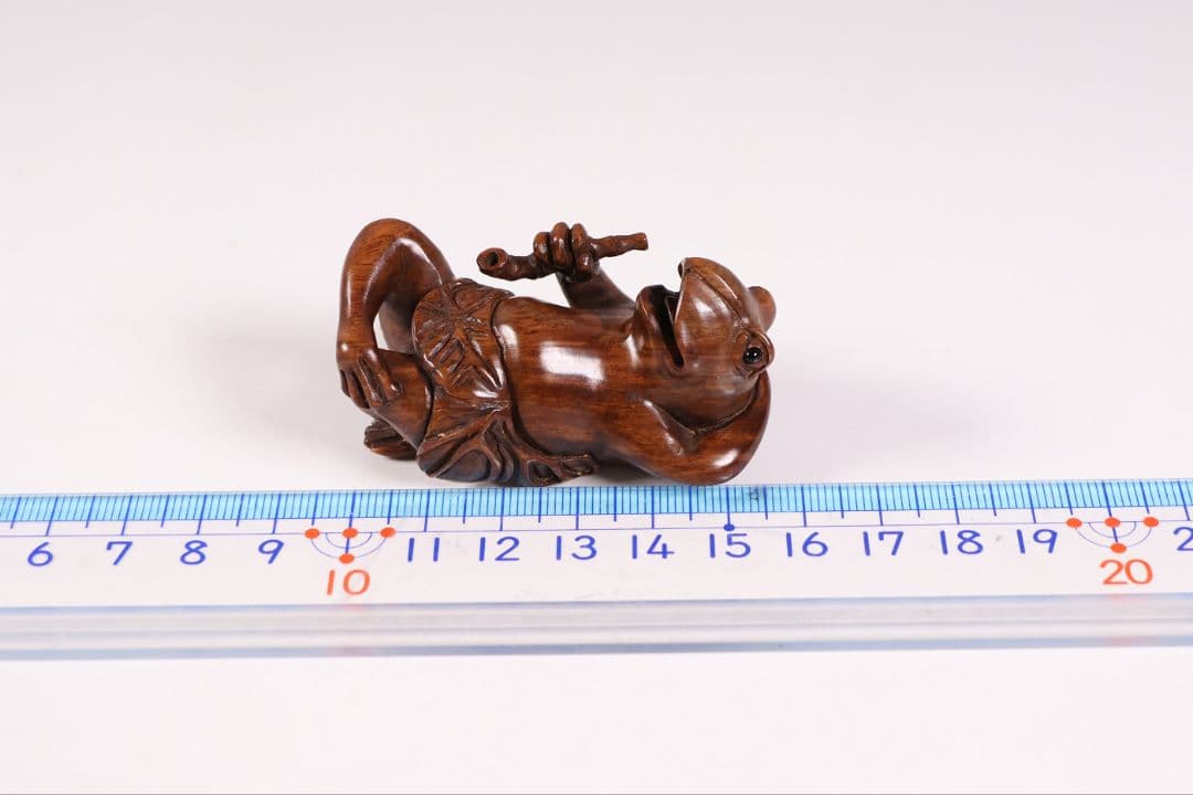 木製 提物 根付 朱氏銘 蛙 煙管 寝る 彫刻 木彫【MA891】