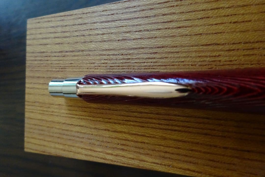 ウッドペンクラフト P01ボールペン　屋久杉・浮造り国産漆「紅燐」